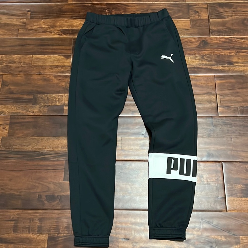 Men’s Puma Sz Large sweatpants with front pockets.